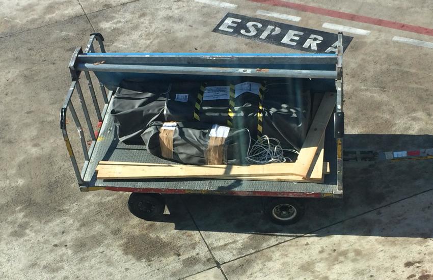 Fretros esperando a ser trasladados a Marruecos desde el Aeropuerto de Barcelona (junio 2015). Autor: Jordi Moreras. 