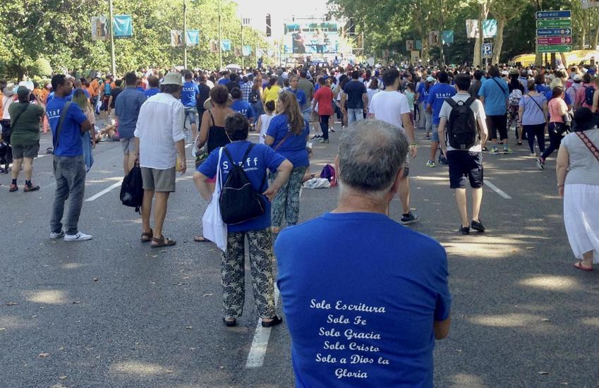 Fieles evangélicos participan en la celebración de la Fiesta de la Esperanza en el paseo del Prado de Madrid el 15 de julio de 2017. Fotografía de Borja Martín-Andino